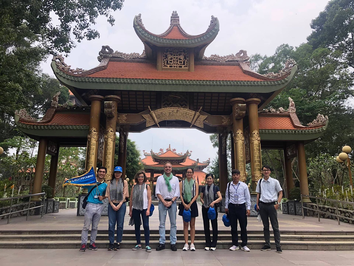 Une délégation de touristes étrangers à Cân Gio et Cu Chi